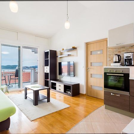 Apartment Mia - Spacious Apartment On 85 M2 With Beautiful Sea View Трогир Экстерьер фото