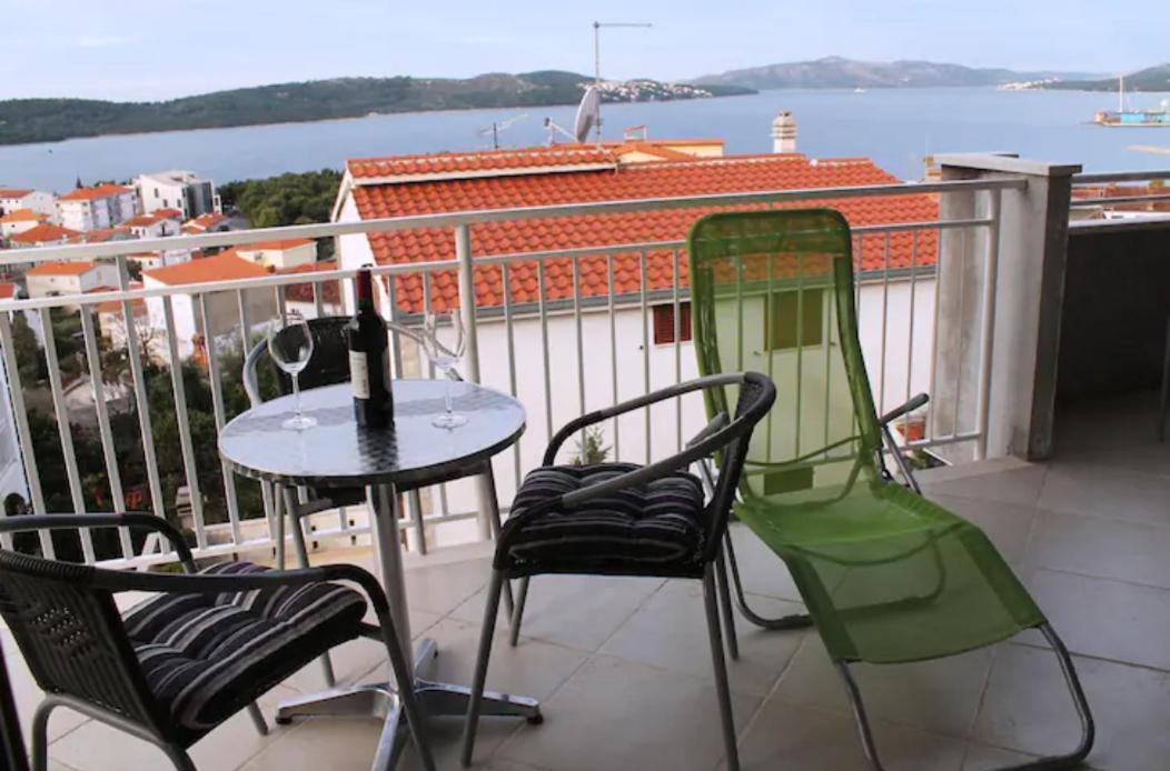 Apartment Mia - Spacious Apartment On 85 M2 With Beautiful Sea View Трогир Экстерьер фото
