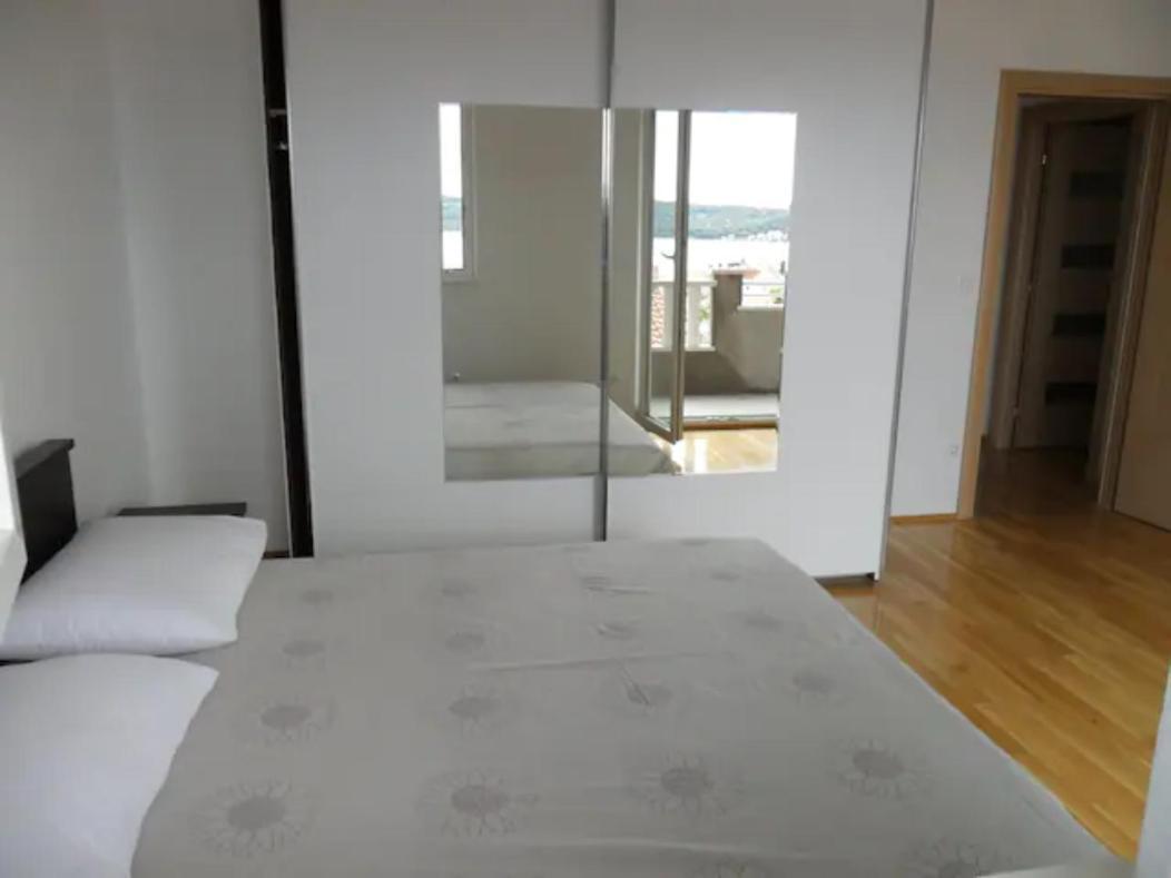 Apartment Mia - Spacious Apartment On 85 M2 With Beautiful Sea View Трогир Экстерьер фото
