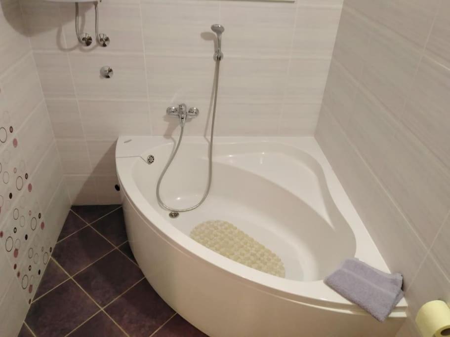 Apartment Mia - Spacious Apartment On 85 M2 With Beautiful Sea View Трогир Экстерьер фото
