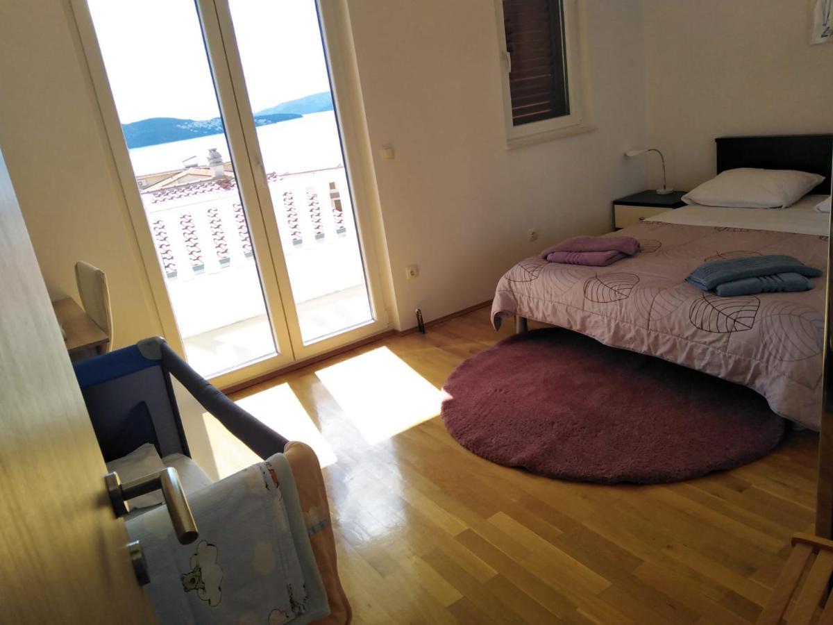 Apartment Mia - Spacious Apartment On 85 M2 With Beautiful Sea View Трогир Экстерьер фото