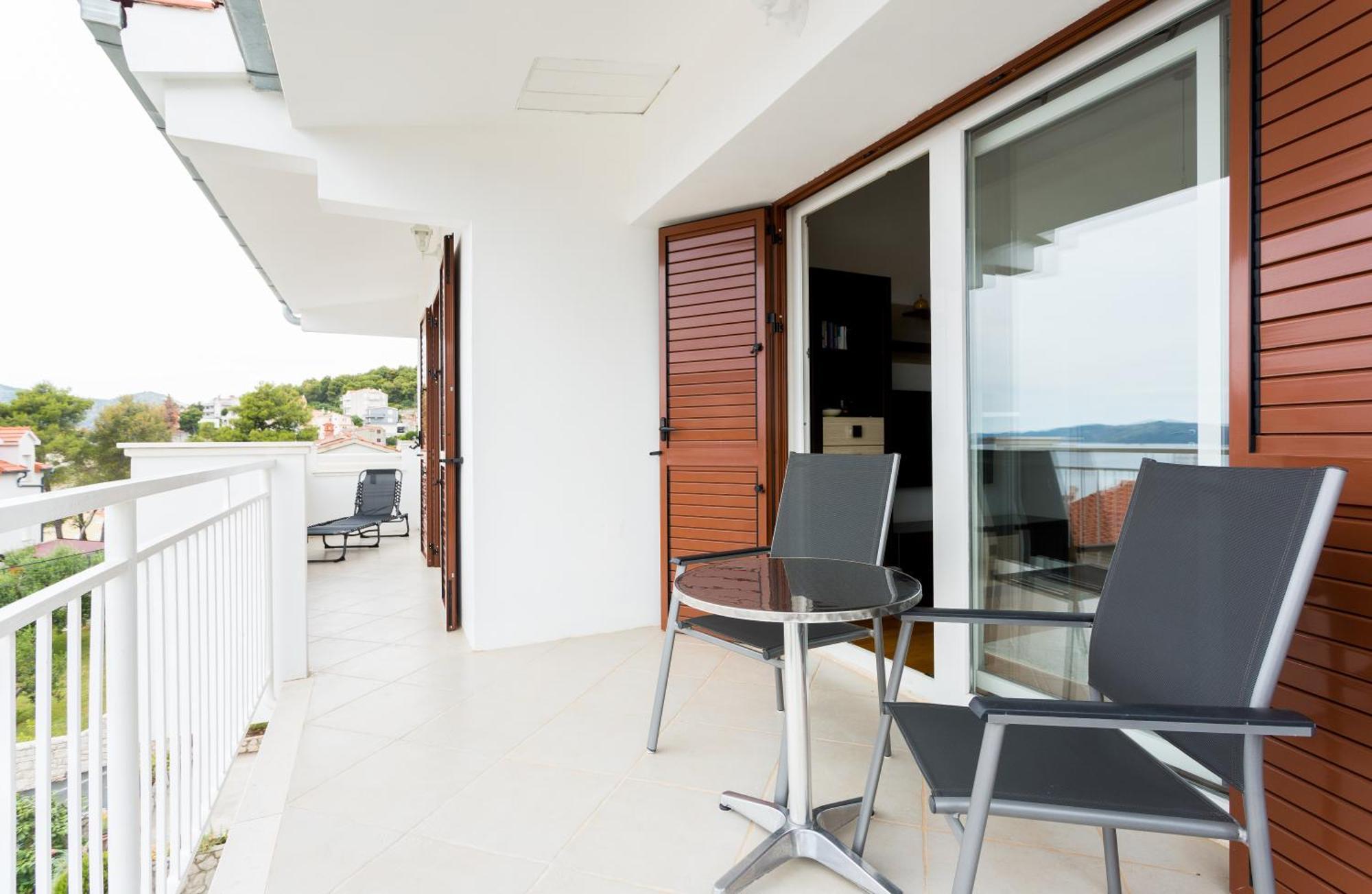 Apartment Mia - Spacious Apartment On 85 M2 With Beautiful Sea View Трогир Экстерьер фото