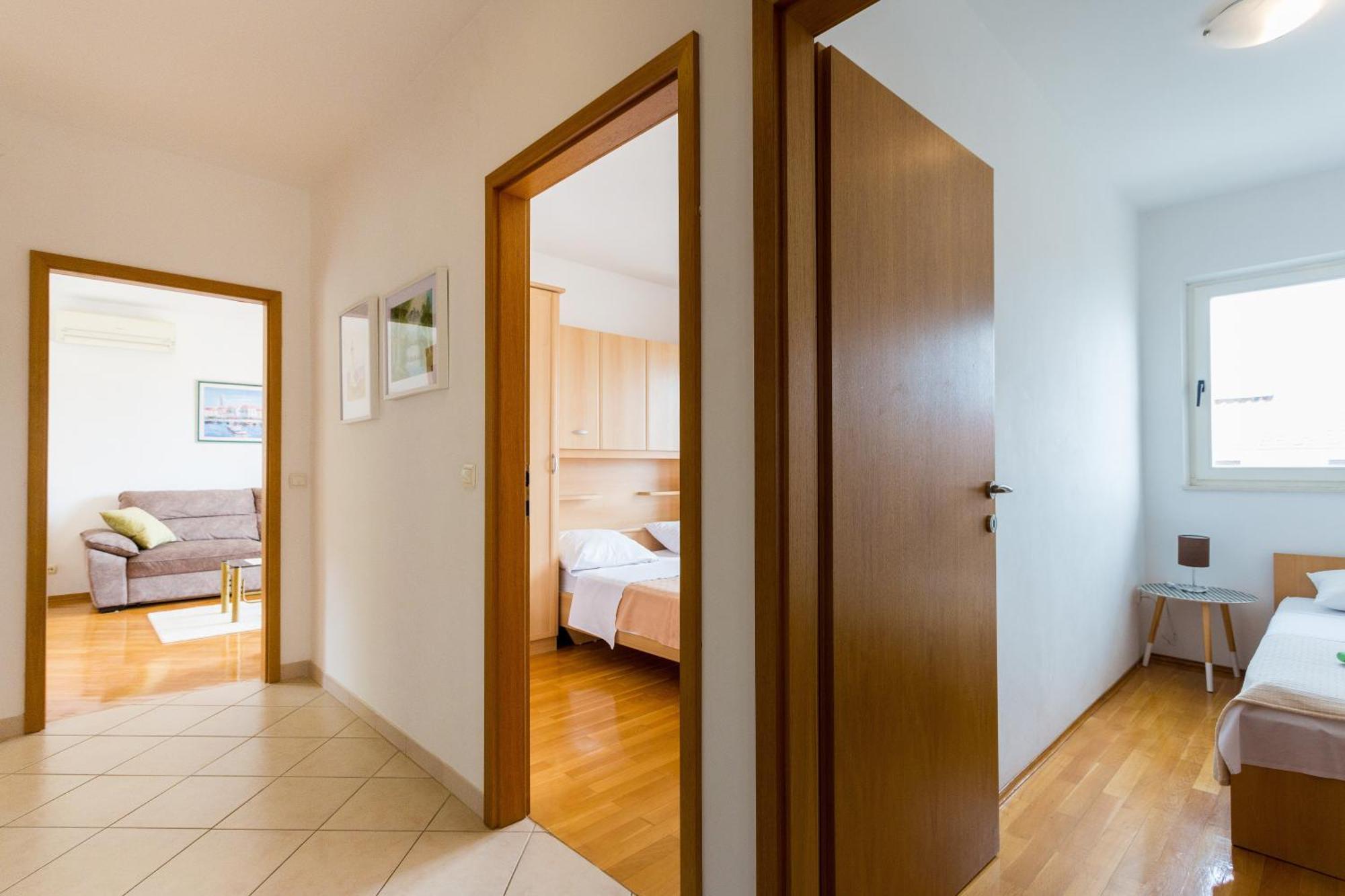 Apartment Mia - Spacious Apartment On 85 M2 With Beautiful Sea View Трогир Экстерьер фото