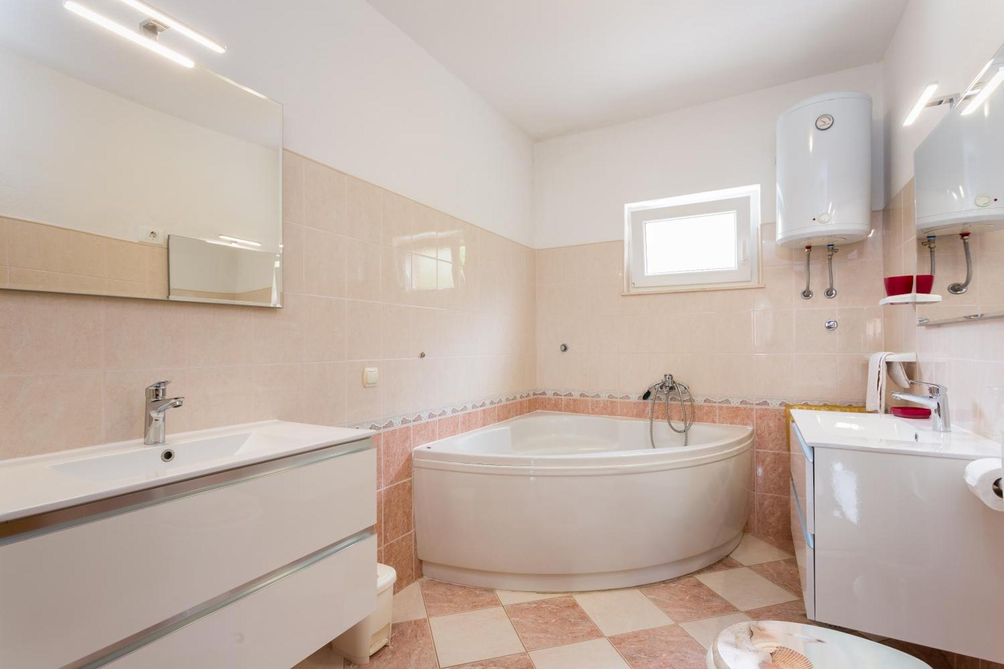 Apartment Mia - Spacious Apartment On 85 M2 With Beautiful Sea View Трогир Экстерьер фото