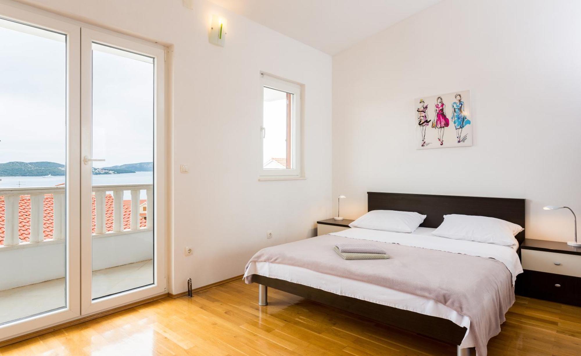 Apartment Mia - Spacious Apartment On 85 M2 With Beautiful Sea View Трогир Экстерьер фото